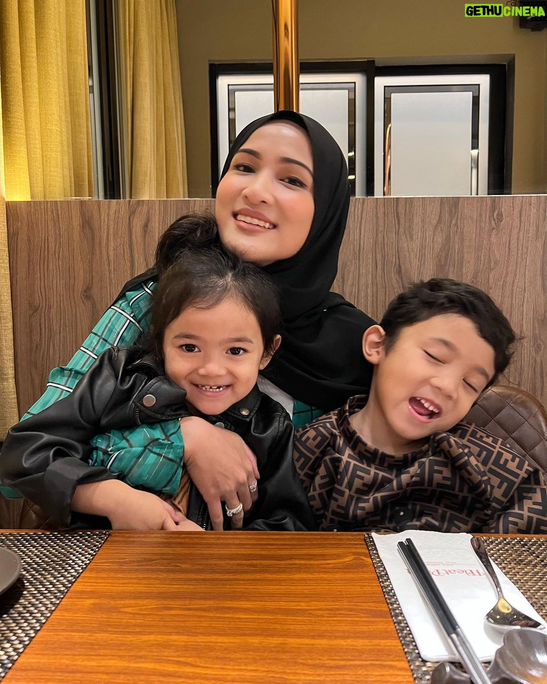 Hanis Zalikha Instagram - I turned a year older and I have been grateful for every day, masyaAllah. “Oh you must be the happiest now” — But happiness and growth is not always linear. Since my younger days, for as long as I remember, I have been embracing every stage in my life, with a great outlook on life. No path is better than the other, because Allah has designed yours for you and no one else. That’s how happiness truly is felt in the journey and not seen as a destination. I hope Yusuf & Alisa get to see and understand this one day when they look back. And thank you my love for an amazing day of bbq, bookstore & grocery shopping 🥳 And that bouquet of roses came with the most meaningful wish card masyaAllah 📖