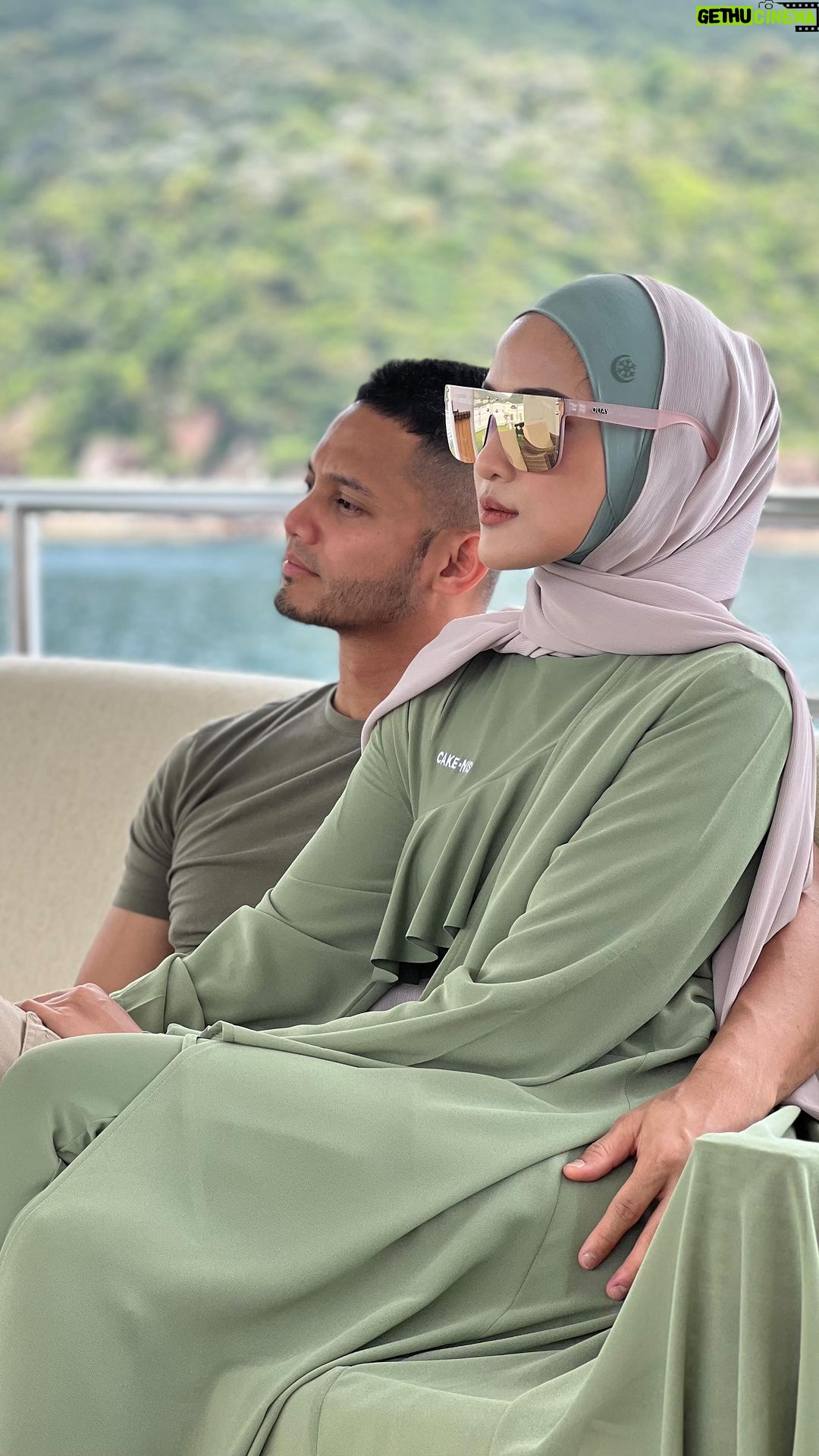 Hanis Zalikha Instagram - Dah biasa dah. Time kita record tulah semua orang sepelusuk rumah seisi keluarga nak mintak tolong help sana help sini 😂 Saya cuma nak tunjuk inner hijau yang matching swimwear ni sebenarnya dari @innersejuk . Cam style pula selempang dengan shawl camtu eh. Bestlah sebab @innersejuk punya inner memang banyaaaak warna sampai lebih dari sepuluh colours. Match kan dengan baju pastu siap! Suka tak?