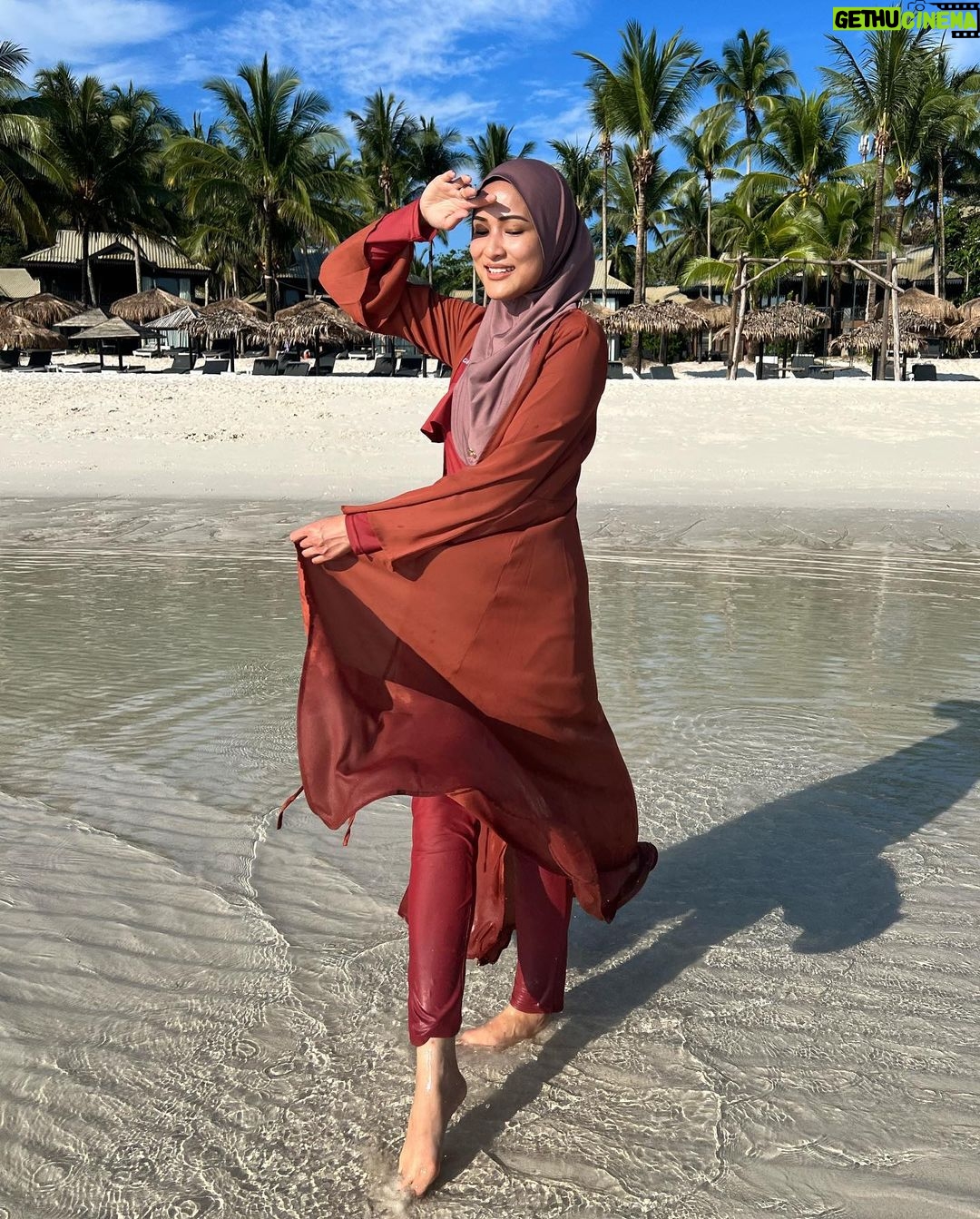 Hanis Zalikha Instagram - Best timing for a beach photo like this, time tengoh hari panah dering ni π Another tip, wear Cakenis Swimwear & Kaftan in Chestnut & Cakenis Speedy headgear in Dusty Pink! π @cakenis The Taaras Beach & Spa Resort, Redang Island - Malaysia