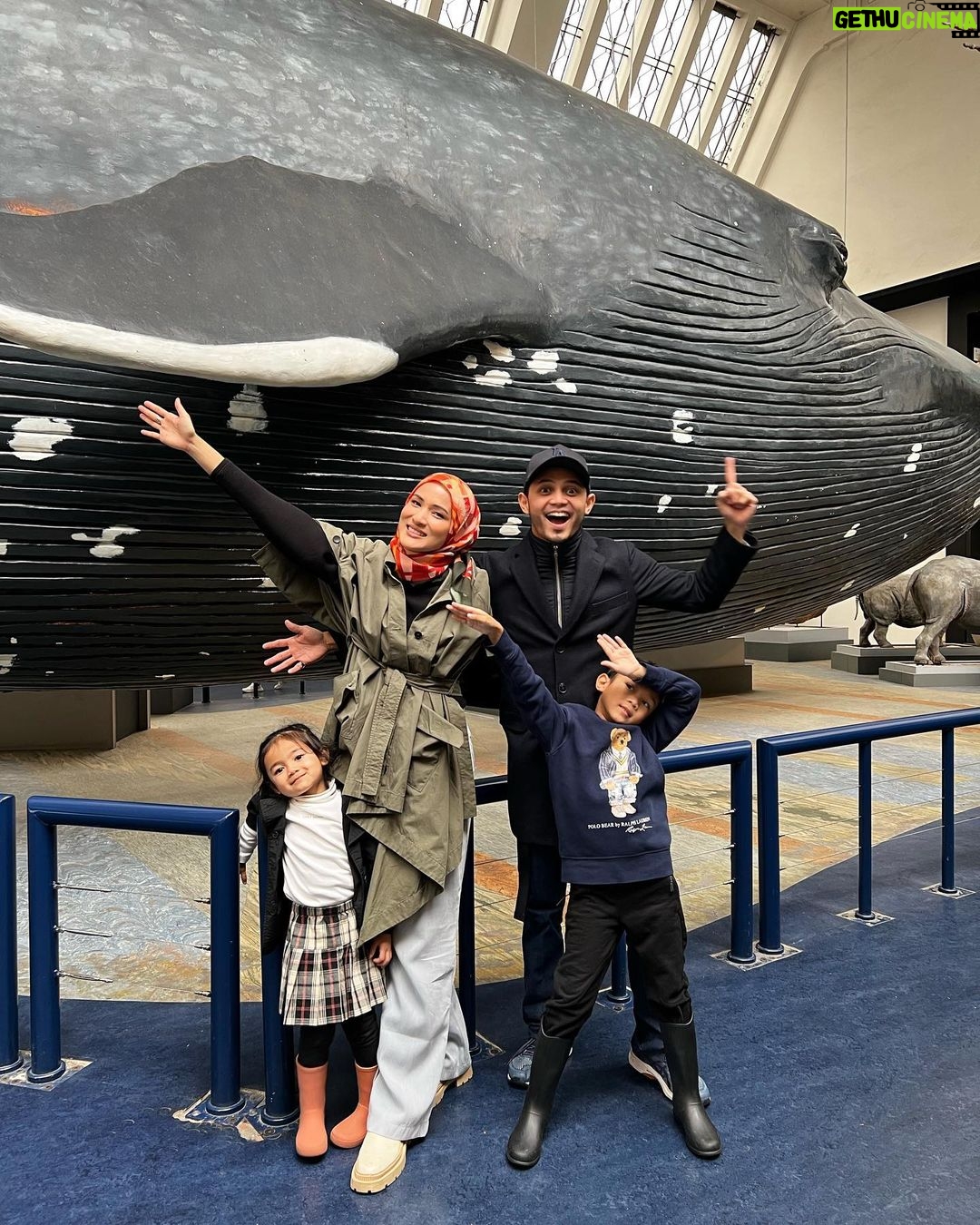 Hanis Zalikha Instagram - Isi perut sangat penting sebelum jalan beribu langkah dalam London Natural History Museum nak tengok dinosaur. Mak-mak kena firm, ikutkan bapak dia kata cukup seketul croissant je dulu, nanti dah settle baru makan betul-betul šš¦