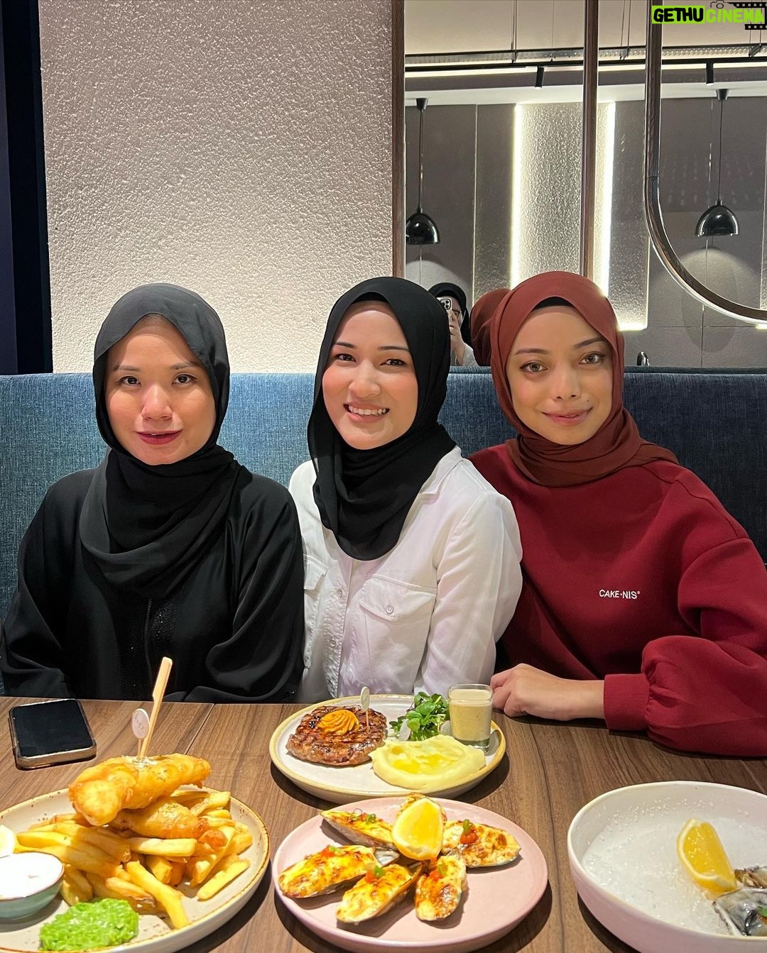 Hanis Zalikha Instagram - Thank you so so much @faycemy for the scrumptious birthday lunch! Please release your perfume saiz botol besaq soon 😘😆