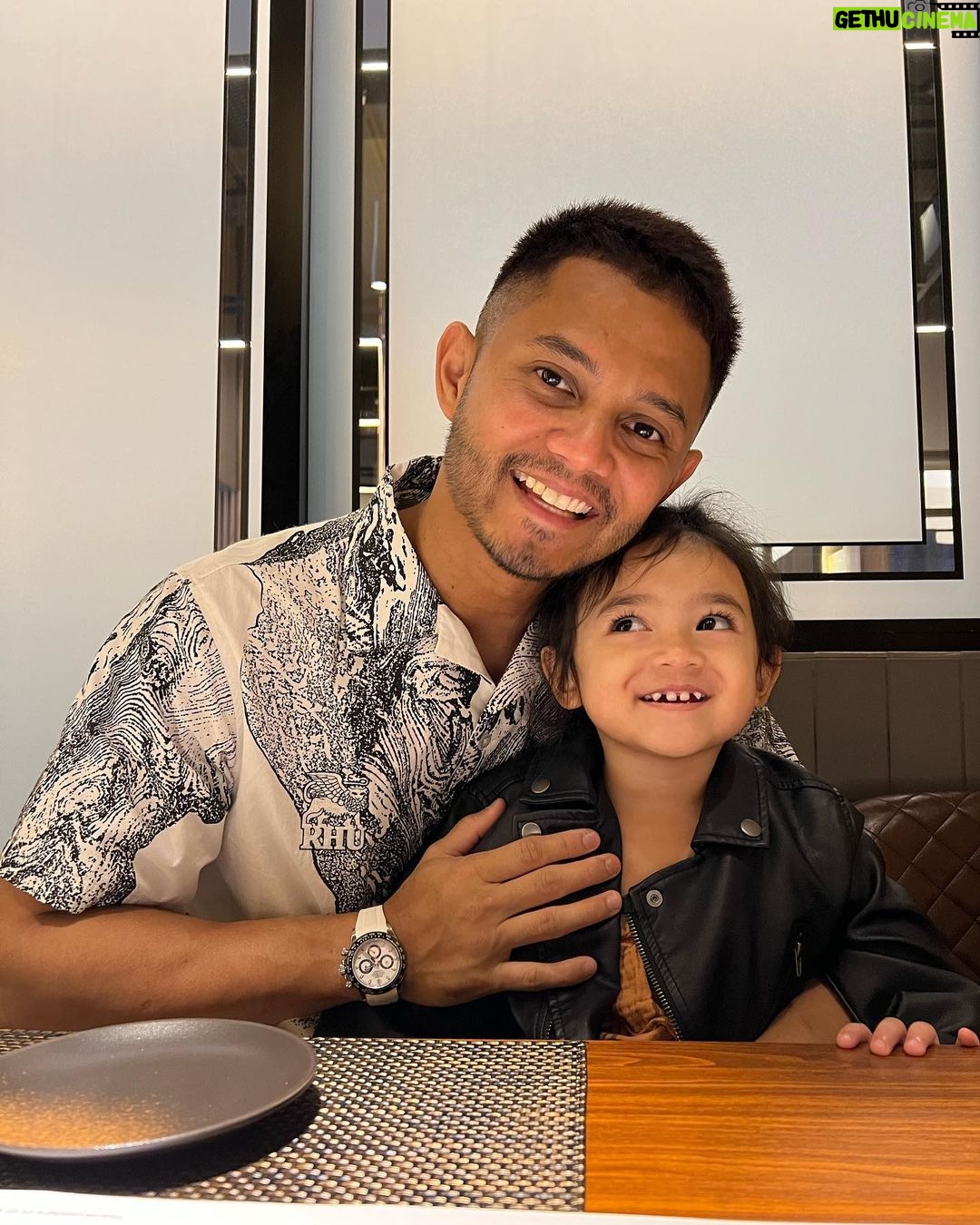 Hanis Zalikha Instagram - I turned a year older and I have been grateful for every day, masyaAllah. “Oh you must be the happiest now” — But happiness and growth is not always linear. Since my younger days, for as long as I remember, I have been embracing every stage in my life, with a great outlook on life. No path is better than the other, because Allah has designed yours for you and no one else. That’s how happiness truly is felt in the journey and not seen as a destination. I hope Yusuf & Alisa get to see and understand this one day when they look back. And thank you my love for an amazing day of bbq, bookstore & grocery shopping 🥳 And that bouquet of roses came with the most meaningful wish card masyaAllah 📖