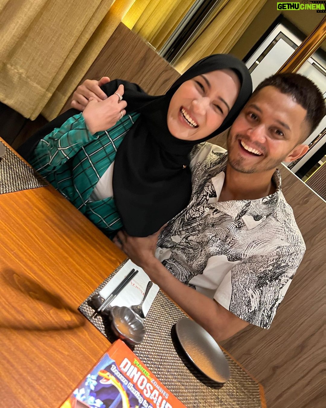 Hanis Zalikha Instagram - I turned a year older and I have been grateful for every day, masyaAllah. “Oh you must be the happiest now” — But happiness and growth is not always linear. Since my younger days, for as long as I remember, I have been embracing every stage in my life, with a great outlook on life. No path is better than the other, because Allah has designed yours for you and no one else. That’s how happiness truly is felt in the journey and not seen as a destination. I hope Yusuf & Alisa get to see and understand this one day when they look back. And thank you my love for an amazing day of bbq, bookstore & grocery shopping 🥳 And that bouquet of roses came with the most meaningful wish card masyaAllah 📖