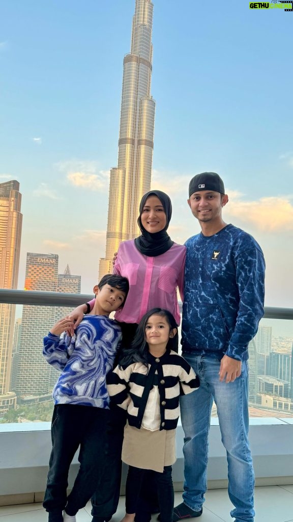 Hanis Zalikha Instagram - Bringing my family to see the world ❤️