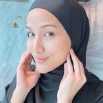Hanis Zalikha Instagram - 5minutes morning skincare with me. I bebel sebab I terjebak ikut skincare hacks yang pastu buat naik jerawat. Jadi no more ehhh. Buat biasa jeee lepas ni. Siapa tengok steps sampai habis, dia power. So I nak hadiahkan 3 sets Bougas Skincare travel range untuk anda! Tapi kena lah jawab soalan yang membuktikan anda khatam video ni lol: 1. Ciri-ciri pencuci muka yang bagus 2. Cara pakai toner 3. Kenapa kita kena jaga kulit Tak sabar nak baca komen pemenang. Cepat! Dan terima kasih @bougasbeautyhq he he he.