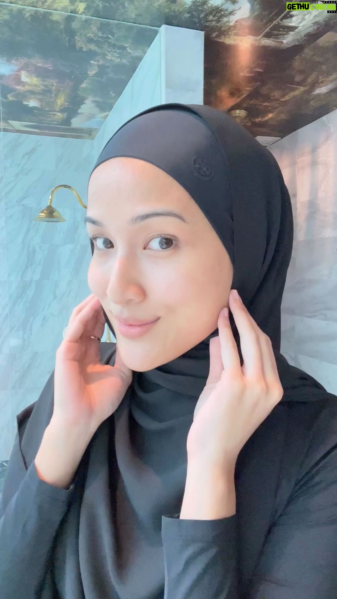 Hanis Zalikha Instagram - 5minutes morning skincare with me. I bebel sebab I terjebak ikut skincare hacks yang pastu buat naik jerawat. Jadi no more ehhh. Buat biasa jeee lepas ni. Siapa tengok steps sampai habis, dia power. So I nak hadiahkan 3 sets Bougas Skincare travel range untuk anda! Tapi kena lah jawab soalan yang membuktikan anda khatam video ni lol: 1. Ciri-ciri pencuci muka yang bagus 2. Cara pakai toner 3. Kenapa kita kena jaga kulit Tak sabar nak baca komen pemenang. Cepat! Dan terima kasih @bougasbeautyhq he he he.