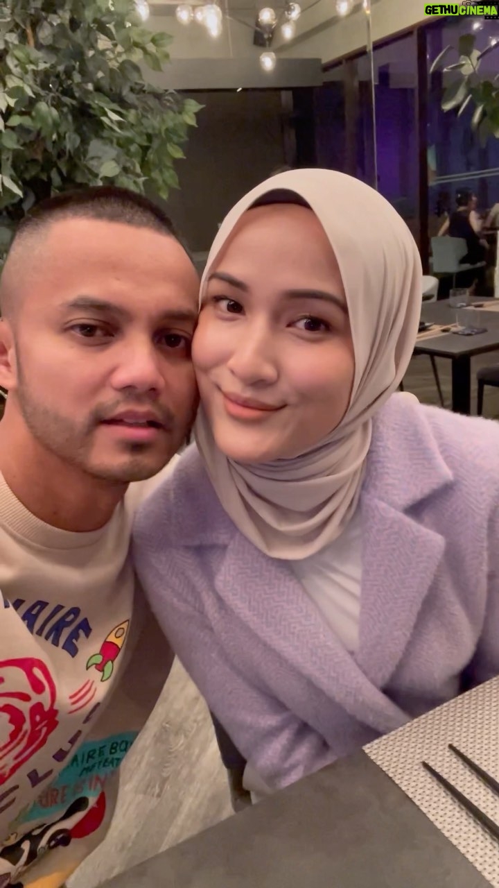 Hanis Zalikha Instagram - To spice things up for our date night, we finally decided to try ‘omakase’ dining experience. What’s omakase? It’s the chef deciding on EVERYTHING to serve to you using the finest and freshest ingredients he has that night — you just sit there and makan. Basically surprises after surprises for your taste bud. Chef boleh cipta apa menu pun, dan yang bakal makan kenalah adventurous. As a foodie, I was all game! Tapi suami saya, best sangat sebab dia terus set diri dia nak cuba semuaaa makanan yang dihidang. Ada yang kena, ada yang tak kena, pastu bila yang sedap, sedap betul! Thank you baby for being such a great sport!!! Overall 10/10 for the experience by Tokyo Michelin-starred Chef Jeff Ramsey from @japaskualalumpur . Would we do it again? Yes! Seronok dating camni terkejut terkejut dapat makanan 😂 Pst: Kitorang dah set nak cari makan kalau tak kenyang lepas tu. Rupanya kenyang sungguh alhamdulillah. Japas by Jeff Ramsey