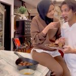 Hanis Zalikha Instagram - Act of service ke tu 🤏🏻 Isteri memang cair dengan suami punya act of service. Lagi-lagi kalau dia melayan saya nak makan apa. What’s your favourite act of service? Comment paling best saya nak bagi hadiah Pak Mat Western 3 sets! Dan kalau craving @pakmatwesterncafe , nampaknya dah kena tag husband dah tu sebab tengah promo RM35.90/pek kambing.