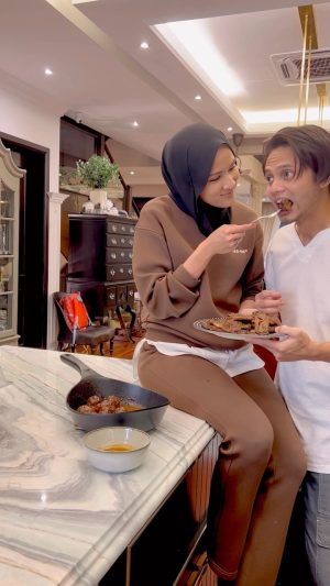 Hanis Zalikha Instagram - Act of service ke tu 🤏🏻 Isteri memang cair dengan suami punya act of service. Lagi-lagi kalau dia melayan saya nak makan apa. What’s your favourite act of service? Comment paling best saya nak bagi hadiah Pak Mat Western 3 sets!

Dan kalau craving @pakmatwesterncafe , nampaknya dah kena tag husband dah tu sebab tengah promo RM35.90/pek kambing.