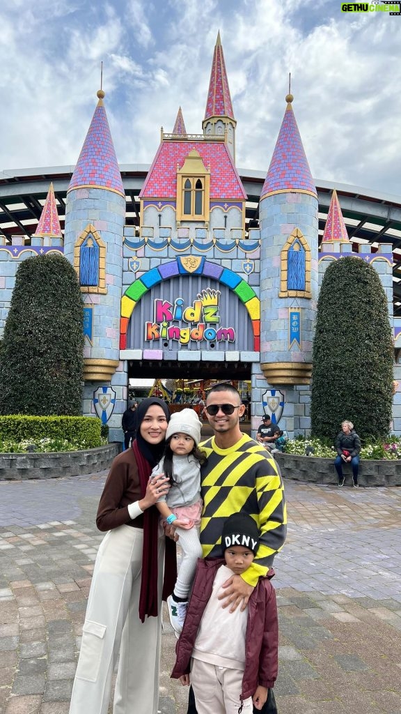 Hanis Zalikha Instagram - So who filmed most of our videos? Watch this candid for the answer 😂 Thanks Zul (our friend living in Auckland) for the first part of this video he recorded of us. Caught behind camera VS The result. Rainbow’s End Themepark had lots to offer for toddlers (penting) & kids! We truly had an amazing time there. Rainbow's End
