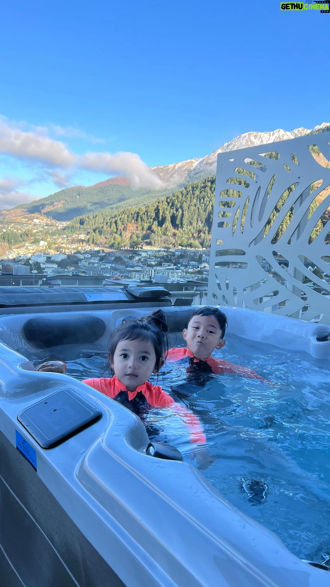 Hanis Zalikha Instagram - Good morning! Amboi sangat masing-masing breakfast by the hot tub 🤭 Queenstown, New Zealand