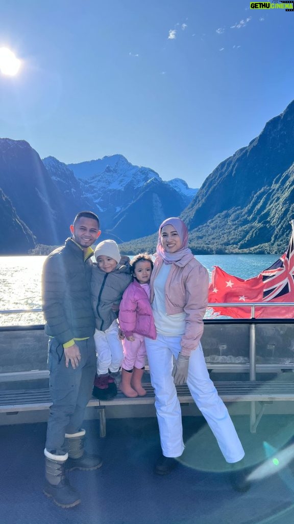 Hanis Zalikha Instagram - Cruising the Milford Sound was one of a kind! Tak perasan dah lebih sejam atas tu, tiba-tiba dah kena turun 😆😍 Milford Sound, New Zealand