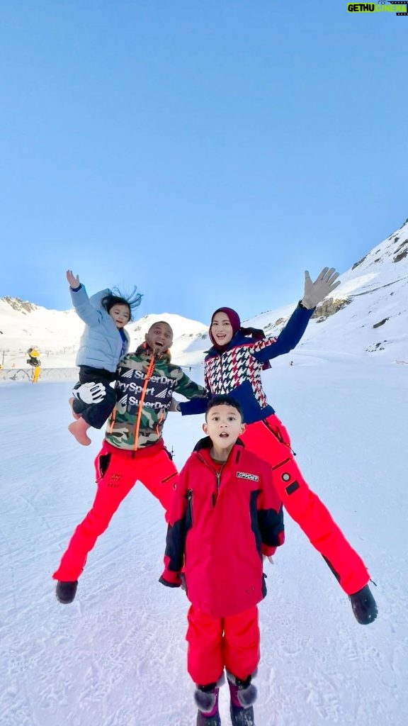 Hanis Zalikha Instagram - Ski day out with the kids 😍 MasyaAllah alhamdulillah didn’t know it was gonna be sooo much fun. Ingatkan kids akan cranky sejuk and tak reti. Thank you coach Daddy.