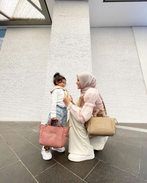Hanis Zalikha Instagram - When we have matching get-ups, we OOTD! Still can’t believe my girl has left her baby phase behind so I must capture more moments like this 🥹

Anyhoo, this Puffy Mini Tote is the bag of the moment! You will see me a lot with it, I promise — it’s so spacious and so so cool. Sometime Bag @sometime_byasiandesigners just launched them yesterday so grab yours now!