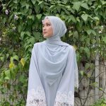 Hanis Zalikha Instagram - Begituuu dengan baju baru 🤣 Finally it’s here! Abaya Suqainah with the best drichill material, sleek silhouette (ikat pinggang dekat dalam), and beautiful colors! Available now at Innersejuk.com, Shopee mall & Innersejuk physical booths at Aeon Nilai, Aeon Shah Alam, & Dpulze Mall. Check out @innersejuk and tag someone you loveeee 😍