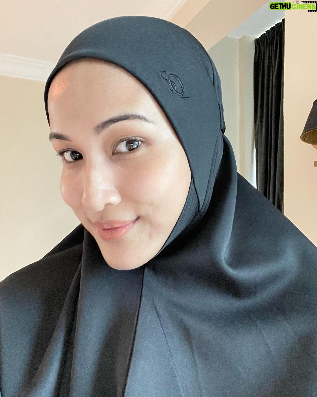 Hanis Zalikha Instagram - Telekung kesayangan bersama awning kegemaran. Of course telekung dengan material anti-kepam, cepat kering & tahan lasak dari @innersejuk . Assalamualaikum 😘