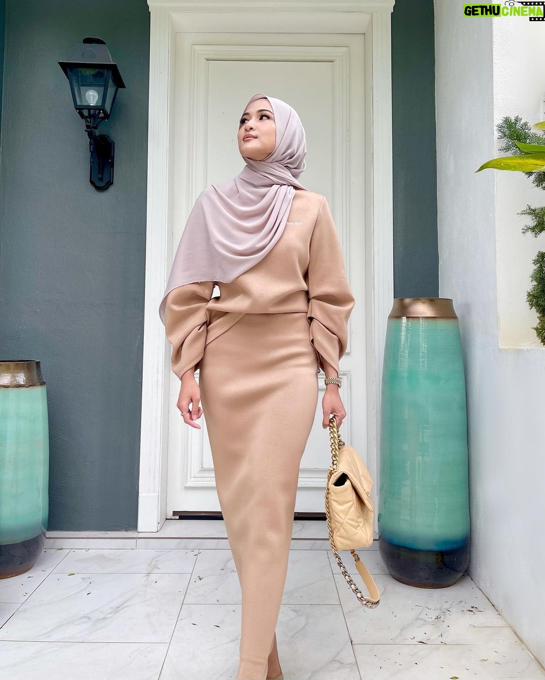 Hanis Zalikha Instagram - Walking into the weekend in my Audrey top & skirt set by @cakenis . Just kidding been wearing this to the office too 🤣 Love sangat material and cutting dia. Good job team @cakenis , available now on www.shopcakenis.com in three colors!