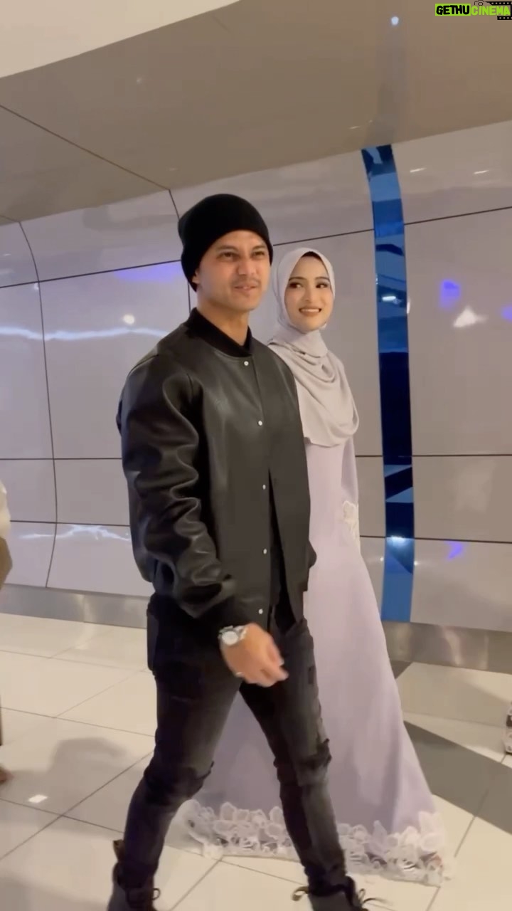 Hanis Zalikha Instagram - Agaknya bilalah @innersejuk nak release Abaya ni yaaaa? Abaya ni mereka guna DriChill fabric yang anti-kepam, terletak elok, tak jarang & sejuk β sama dengan telekung Suqainah! Follow Innersejuk social media @innersejuk or subscribe to their website www.innersejuk.com to stay up to date on new arrivals AND THE RELEASE OF THIS ABAYA π Nak pakai time Raya Aidiladha nanti π₯°