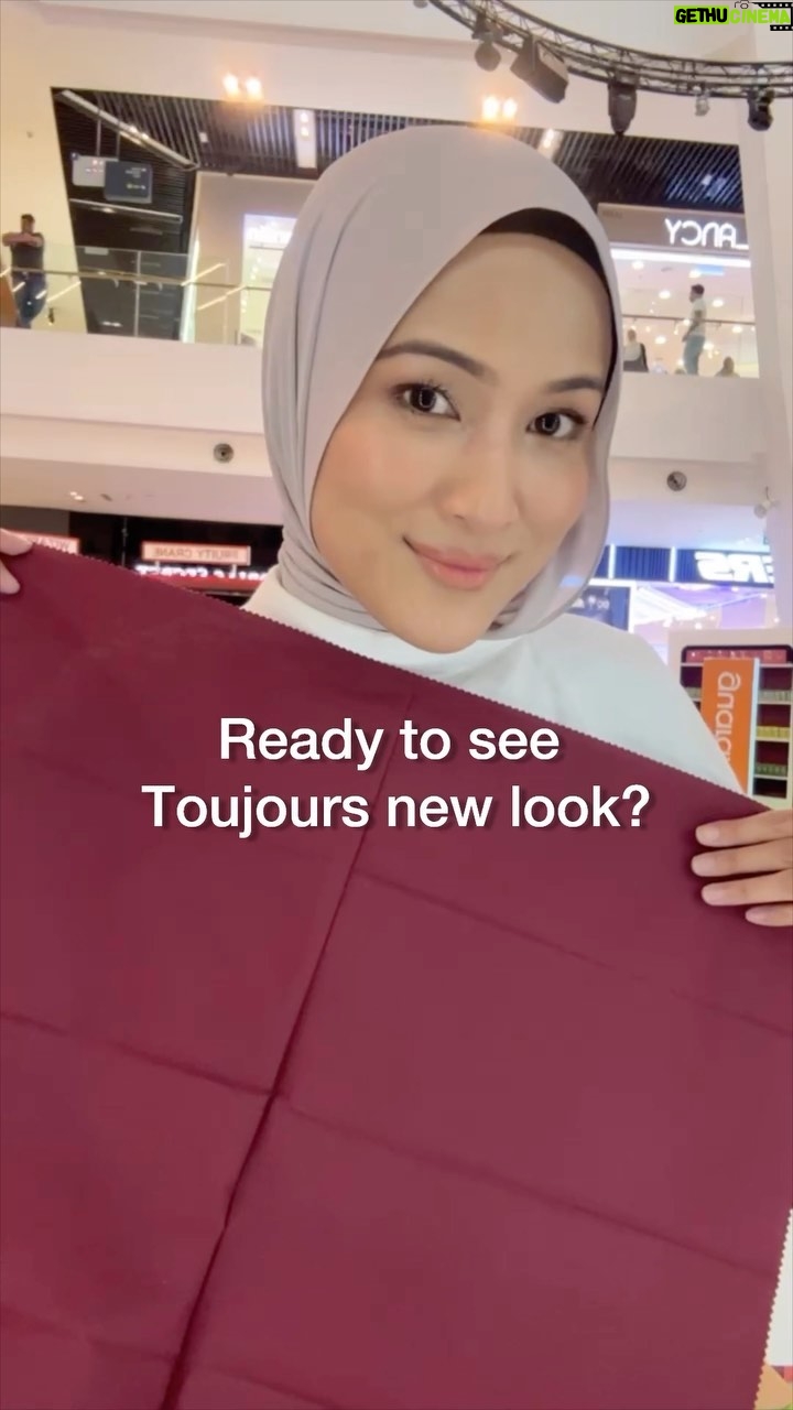 Hanis Zalikha Instagram - Color theory consultation blew my mind, I will wear maroon everyday now 🤣🤯 And very excited for Toujours 2024 new look! But hold up! Surprise surpriseeeee siapa nampak apa dekat hujung video tu? Beri jawapan di bawah, saya nak hadiahkan the whole set Toujours Advanced dalam packaging terbaru 😚 Soalan: Apakah produk terbaru Toujours akan datang tahun depan? @toujoursadvanced