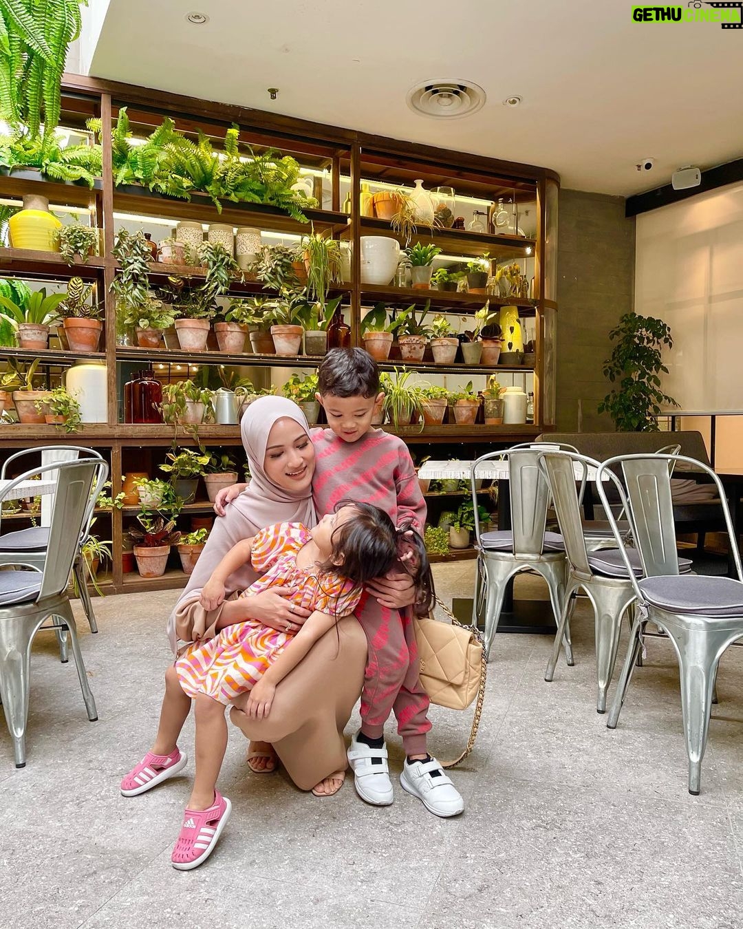 Hanis Zalikha Instagram - Me, @theyusufiskandar & @thealisaaisyah 🥰