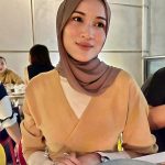 Hanis Zalikha Instagram - Today if you see someone without a smile, give them one of yours :B