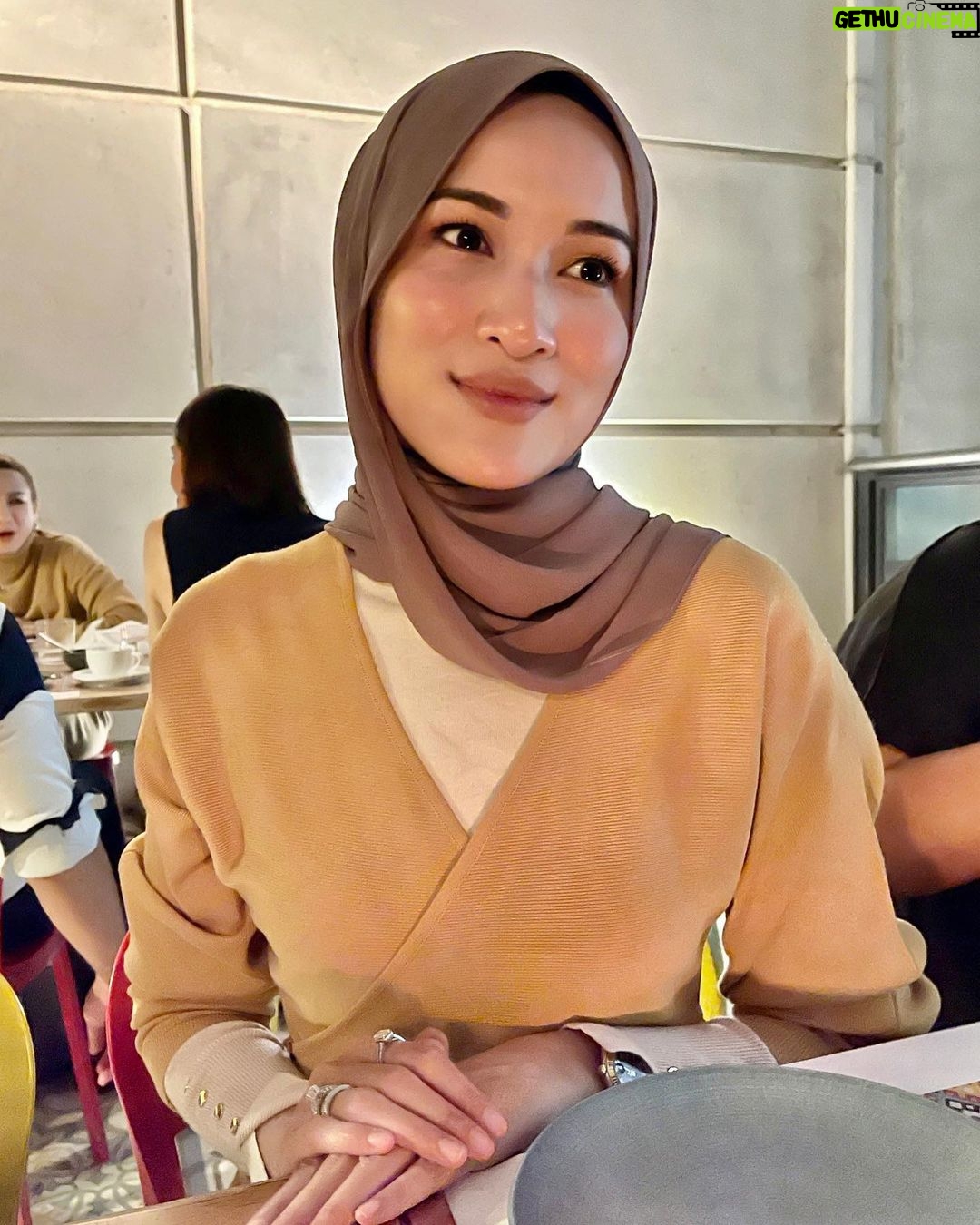 Hanis Zalikha Instagram - Today if you see someone without a smile, give them one of yours :B