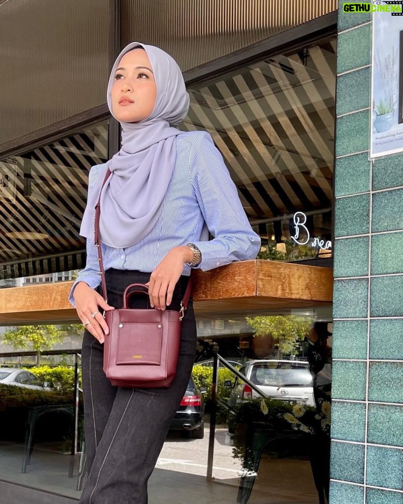 Hanis Zalikha Instagram - Dress with pockets is a must. Bag with smart pocket is 👌🏼😚 Thank you @nikohlw for this Nicola bag 💕 @sometime_byasiandesigners #sometimebag