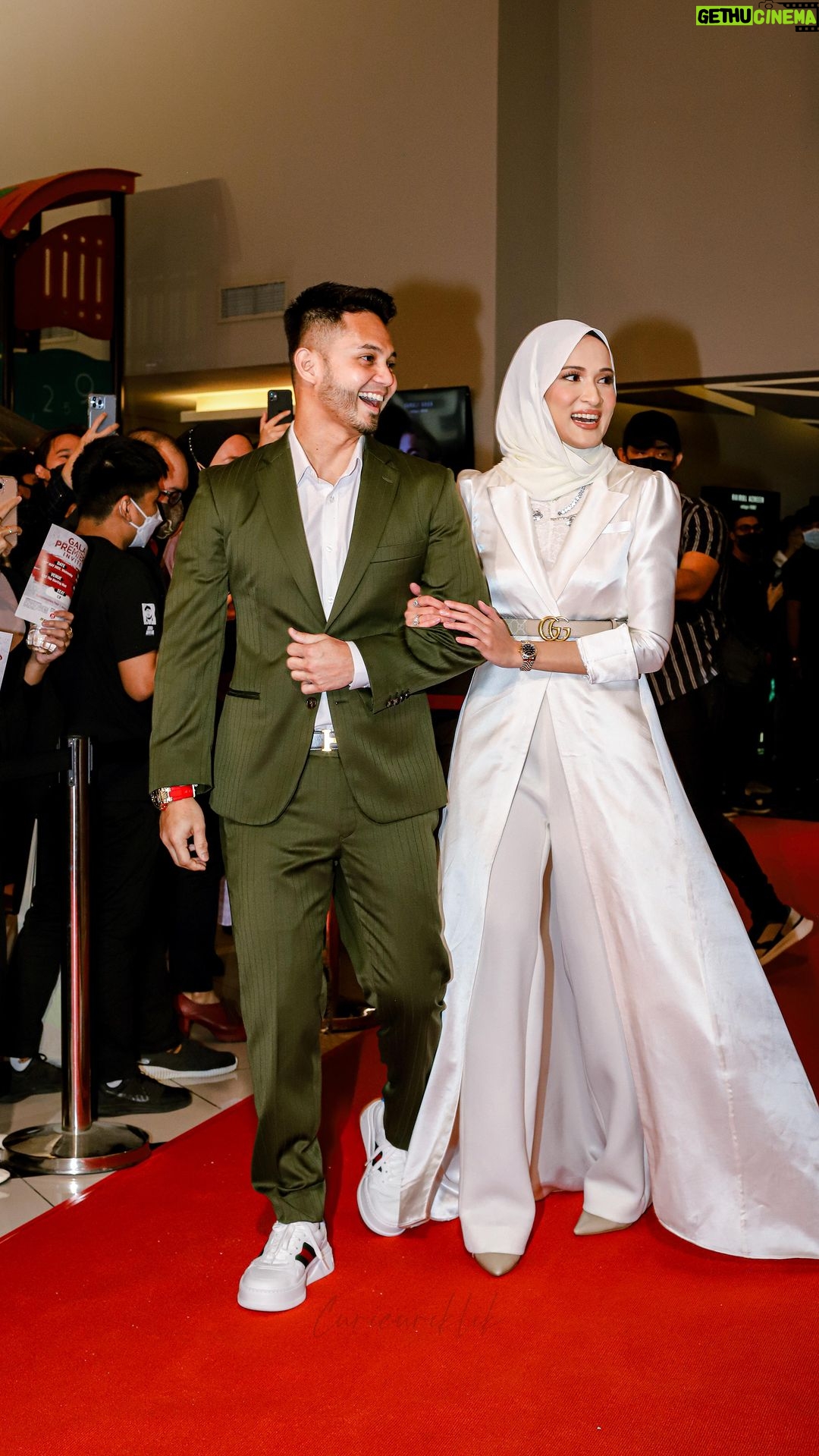 Hanis Zalikha Instagram - What a fun night supporting the husband at his film premiere: The Assistant! Mula ditayangkan esok (untuk beberapa tempat), dan KHAMIS 19 Mei 2022 (untuk seluruh negara!) Bergegas ke wayang untuk menonton ya 😘 Terlalu ramai yang cakap best!!!