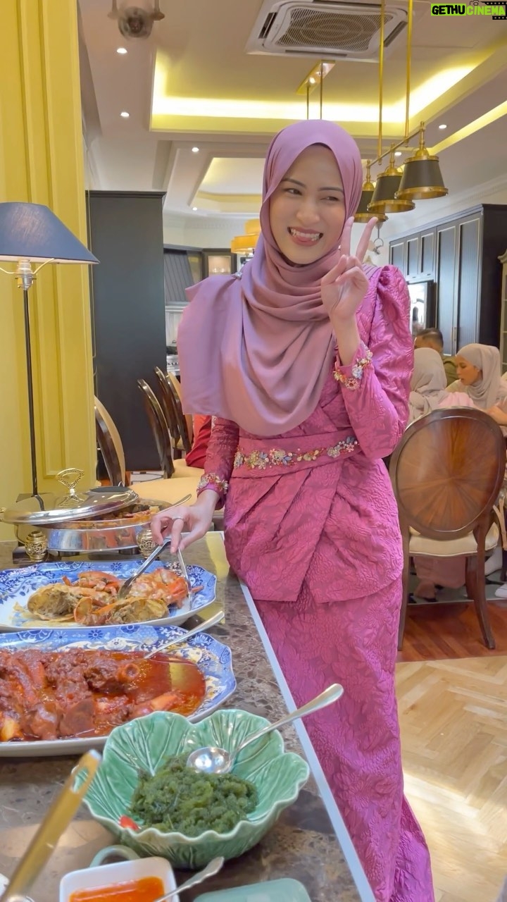 Hanis Zalikha Instagram - Kenangan Raya 2022 bersama sahabat-sahabat (yang mana sempat & muat) 🥰 MasyaAllah alhamdulillah syukur nikmat diberi kudrat, rezeki & kasih sayang. Suasana Hari Raya Sharifah Aini: Song remix by Kecik Imba