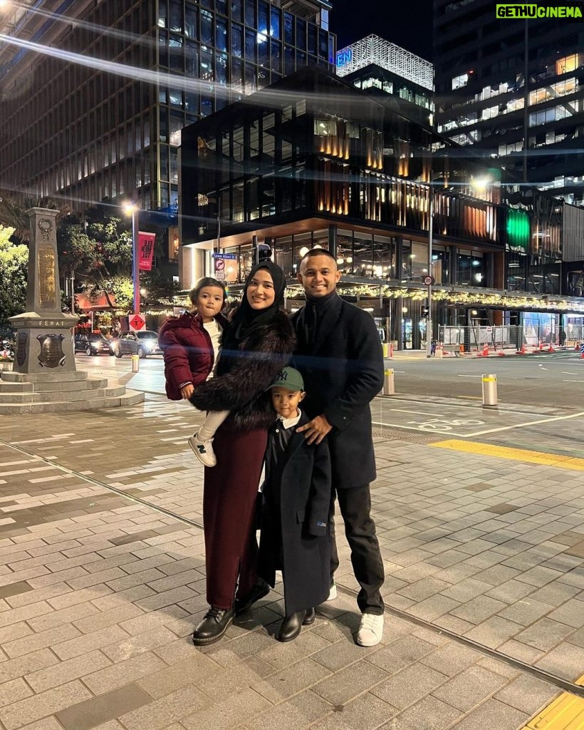 Hanis Zalikha Instagram - “Remember when you dreamed of being where you are now?” me talking to Hamis Jalikha. Nangis. Goodbye Auckland city, may we be back! Alhamdulillah insyaAllah.