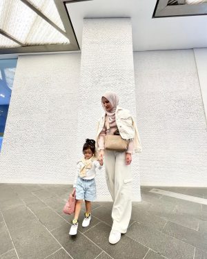 Hanis Zalikha Instagram - When we have matching get-ups, we OOTD! Still can’t believe my girl has left her baby phase behind so I must capture more moments like this 🥹

Anyhoo, this Puffy Mini Tote is the bag of the moment! You will see me a lot with it, I promise — it’s so spacious and so so cool. Sometime Bag @sometime_byasiandesigners just launched them yesterday so grab yours now!