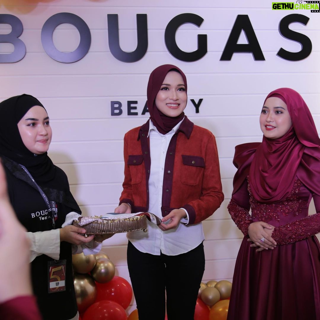 Hanis Zalikha Instagram - Selamat Ulangtahun Ke-5 Bougas Beauty! Tahniah dan moga terus terbang tinggi! Dengan ini anda boleh mendapatkan Bougas Beauty Limited Edition Red Box yang padat dengan barangan menarik, boleh tengok senarai produknya dekat @bougasbeautyhq π₯°π