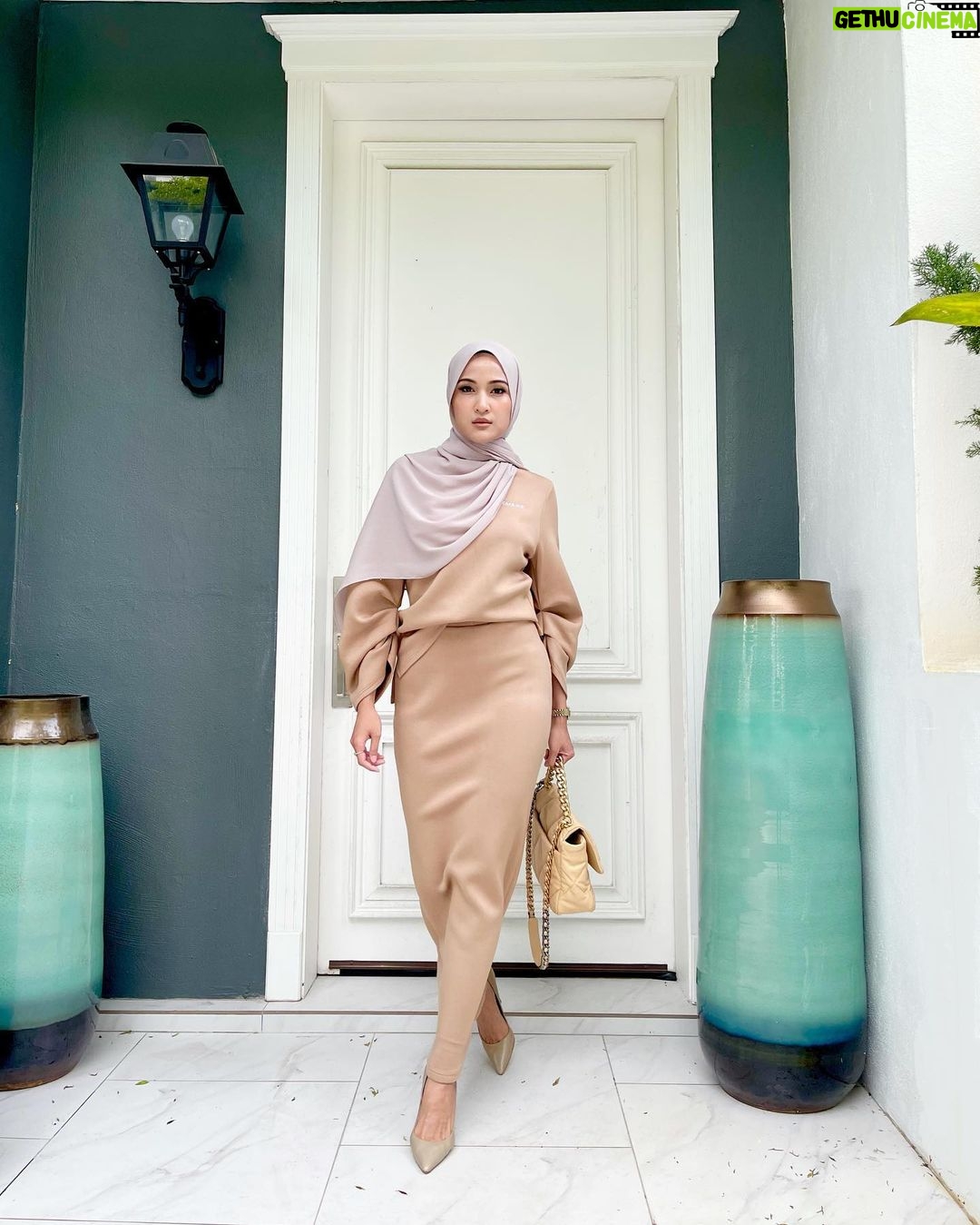 Hanis Zalikha Instagram - Walking into the weekend in my Audrey top & skirt set by @cakenis . Just kidding been wearing this to the office too 🤣 Love sangat material and cutting dia. Good job team @cakenis , available now on www.shopcakenis.com in three colors!