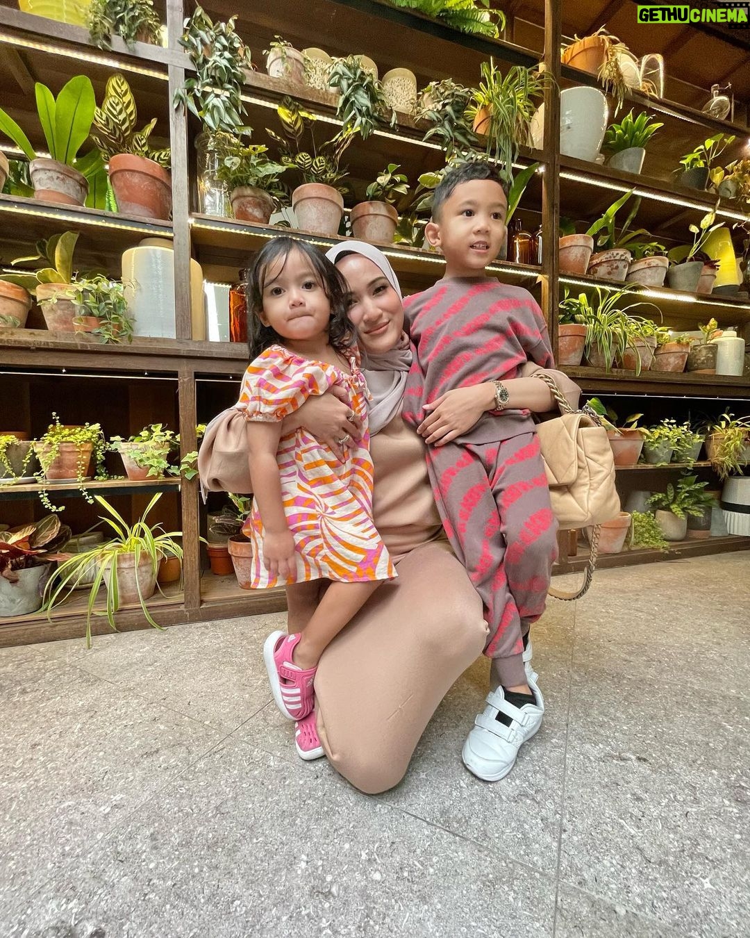 Hanis Zalikha Instagram - Me, @theyusufiskandar & @thealisaaisyah 🥰