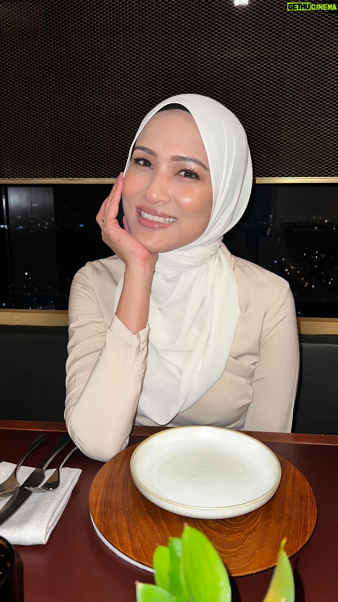 Hanis Zalikha Instagram - Thanks for celebrating me, my clingy-cannot-duduk-jauh boyfriend. Paling rajin melayan foodie girl dia ni walau kena makan makanan Fear Factor ðŸ¤ðŸ¥³ Terima kasih Allah atas tahun yang bermakna, alhamdulillah syukur nikmat.