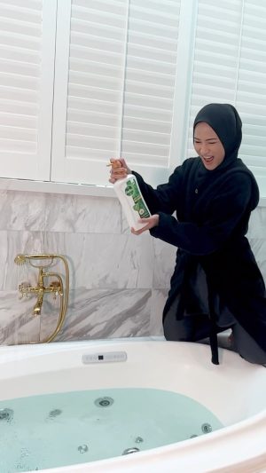 Hanis Zalikha Instagram - What’s your perfect Me Time? I know your list is long too 😂   
  
Thanks @dettolmalaysia for this reminder to relax & rejuvenate. The Dettol Activ-Botany Range smells luxurious yet so gentle & moisturising on the skin, I really don’t mind the kids jumping in to join me. 
  
#dettolmy #dettolactivbotany #activbotany #pampersme #protectsus