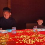 Hanis Zalikha Instagram - Yusuf & Alisa thought we were just going for a normal dinner. Tiba-tiba ✨it’s magic✨😂 I can’t choose what’s my favourite moment of the night, semua precious. #MasyaAllahAlhamdulillah Salam Ramadhan ❤️