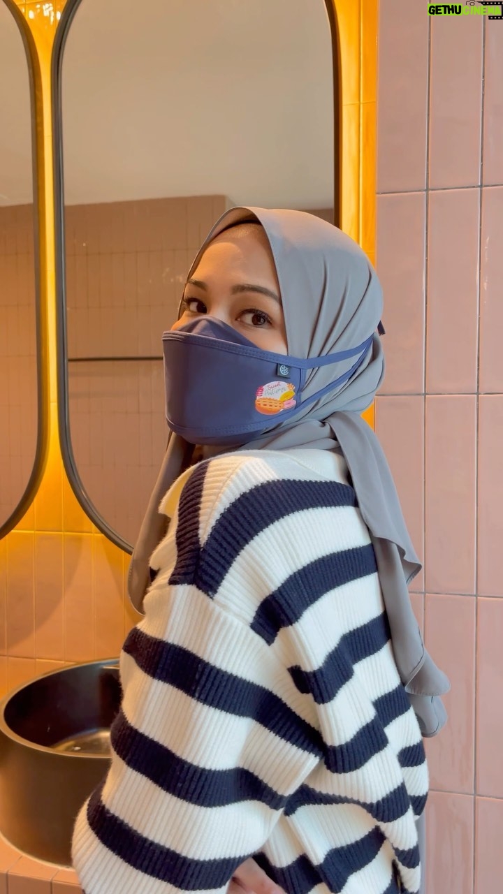 Hanis Zalikha Instagram - So cool! Now you can custom @innersejuk face mask. Harga custom serendah RM10 je dan takde minimum order. Sehelai pun boleh 🥲 Boleh beli banyak untuk team anda. Best part is @innersejuk nak kasi free custom mask . Dah beli and nak dapat lagi 5 masks for free? You can comment down below why you want a custom mask and they will give 5 masks free for the best comment. Cepat beli dan komen 👇🏻 #innersejuk