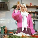 Hanis Zalikha Instagram – Assalamualaikum everyone. The last piece of the puzzle is here. I thank each one of you for following this journey until we are finally ready to release LoveMasak 😭
In our family kitchen, I worked on perfecting this for over a year, and to know that you will soon have LoveMasak, the wholesome ready-to-eat meals in your homes makes me so happy yet so nervous!!! I would like to announce that the first batch will be released in limited quantity to maintain the quality and freshness. We have no ready date on the next batch so if you wish to purchase LoveMasak, the first release tonight is the best time. (Especially to stock up for your Ramadhan or travels). Thank you so much for your immense support over the years for everything we do 😭
LoveMasak is available on Shopee @mylovemasak 9pm tonight! Link in bio ❤️