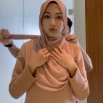 Hanis Zalikha Instagram – Sempena sambutan hangat @cakenis Hooded Jumper 🤯, kita ucapkan terima kasih dengan tutorial shawl yang tak pernah berubah bertahun tahun tapi tetap korang mintakkan camne nak lilit style ni 🥲 Using my favourite Cakenis shawl material, Cakenis Froth: Croissant color.