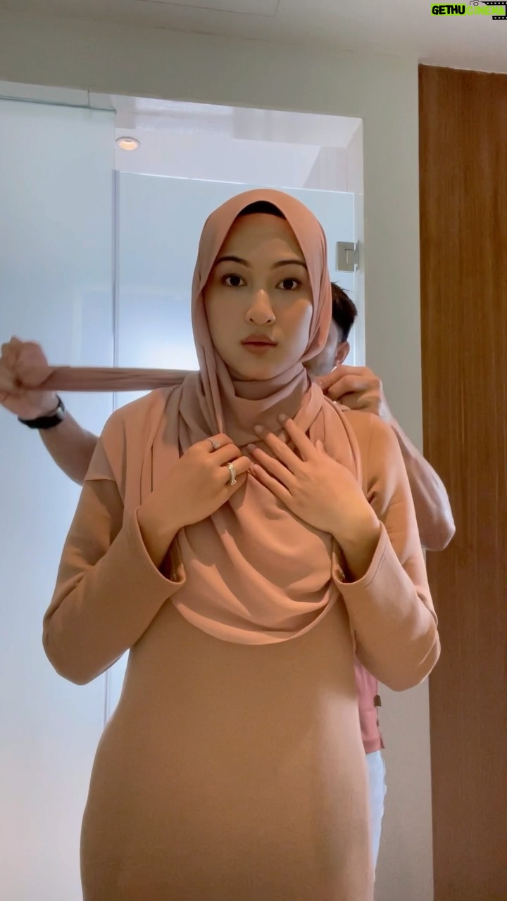 Hanis Zalikha Instagram - Sempena sambutan hangat @cakenis Hooded Jumper 🤯, kita ucapkan terima kasih dengan tutorial shawl yang tak pernah berubah bertahun tahun tapi tetap korang mintakkan camne nak lilit style ni 🥲 Using my favourite Cakenis shawl material, Cakenis Froth: Croissant color.