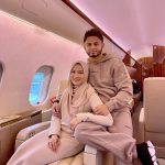 Hanis Zalikha Instagram – Sebab ramai tanya perasaan. Kita pula dah jarang gambarkan perasaan 😂 

Saya berasa gembira dan sangat teruja. Berbeza perasaan dengan kita berbelanja sendiri. Sebab bayangkan, Allah gerakkan hati orang lain, untuk gembirakan kita. Selalu tak terdetik? Bila orang belanja kita, secawan kopi. Dia tak perlu pun belanja, tapi dia NAK. Hati dia NAK. 

Rezeki kita tu Allah salurkan melalui orang lain. 

Orang tu dapat kebaikan buat kita gembira. Kita pun dapat bahagia yang Allah bagi. It’s beautiful. 

Suami isteri pun macam tu. Walau isteri boleh beli apa yang diidamkan, tapi bila suami yang “takpe saya bayarkan” “sayang nak yang mana”, seronoknya hati isteri tu kan. 

Staff pagi-pagi belanja bos roti canai. Orang beratur depan tiba-tiba bayarkan gula-gula anak kita kat kaunter. Berbunga hati! 

You can belanja just ANYONE. And the reward is actually for YOU too ✨

(Tapi yang dalam gambar ni kita takleh lah nak belanja diri sendiri. Tak terjangkau 😂)