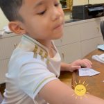 Hanis Zalikha Instagram - Anak siapa lagi camni bila kita tanya belajar apa, suruh tunjuk apa yang dia tau, semua jadi taktau. Samalah Yusuf ni I pun taktau dia dah pandai macam-macam dalam kelas @fasihmandarin @na.laoshi . Ini kalau cikgu tak rekod video ni, tergugat reputasi cikgu sebab anak I cakap belajar nothing ahahahaha 🤣 Padahal Fasih Mandarin lah penyelamat buat I sebagai ibu buntu bila anak ada compulsory Mandarin subject 🥲 If you guys are interested to sign up, now Fasih Mandarin ada class promo 50% off, do contact @fasihmandarin to grab the classes!