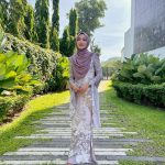 Hanis Zalikha Instagram - Dah tidur 4pagi settle segala, kena perform plakkk gambar Raya. Banyak ya komitmen 😂 Tahniah semua 🤝🤝🤝 #HairulHanisAidilfitri