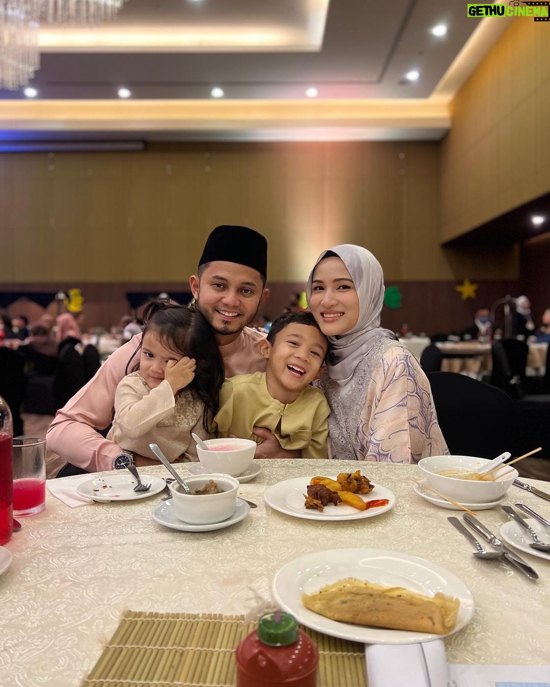 Hanis Zalikha Instagram - Sekejapnya masa berlalu, satu moment lunch terakhir sebelum Ramadhan, satu moment lain berbuka puasa bersama, and the next, semua dah pulang ke gagang menunggu anak bulan 🥹 MasyaAllah alhamdulillah kasih sayang bersama keluarga HBSB yang tak pernah putus. Terima kasih Allah terbitkan rasa hati yang lapang dan saling berbaik ❤️