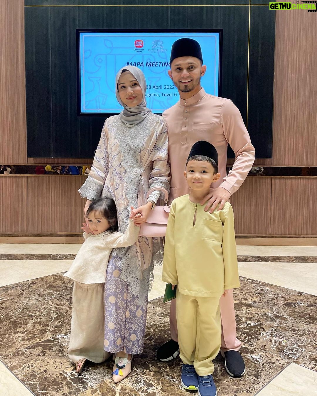 Hanis Zalikha Instagram - Sekejapnya masa berlalu, satu moment lunch terakhir sebelum Ramadhan, satu moment lain berbuka puasa bersama, and the next, semua dah pulang ke gagang menunggu anak bulan 🥹 MasyaAllah alhamdulillah kasih sayang bersama keluarga HBSB yang tak pernah putus. Terima kasih Allah terbitkan rasa hati yang lapang dan saling berbaik ❤️