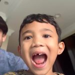 Hanis Zalikha Instagram - Dah gigi susu yang ketiga cabut. Setiap kali cabut gigi means my boy is getting bigger. Dan setiap kali itulah Mommy sebak terkenang moment dia masih jalan kedek-kedek, perut kedepan, semua sayur makan, tidur nak bawah ketiak (yang ni masih going strong), dan rambut curly wurly. I love you so much son! Thanks Daddynya selamba patahkan gigi tu 😂