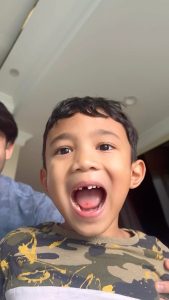Hanis Zalikha Instagram - Dah gigi susu yang ketiga cabut. Setiap kali cabut gigi means my boy is getting bigger. Dan setiap kali itulah Mommy sebak terkenang moment dia masih jalan kedek-kedek, perut kedepan, semua sayur makan, tidur nak bawah ketiak (yang ni masih going strong), dan rambut curly wurly. I love you so much son! Thanks Daddynya selamba patahkan gigi tu 😂