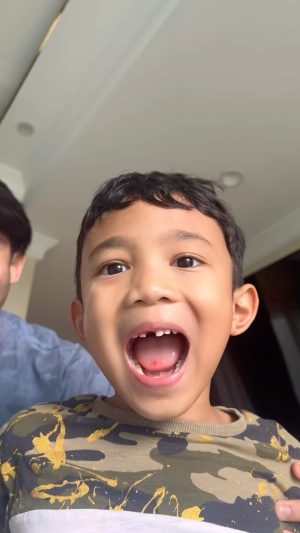 Hanis Zalikha Instagram - Dah gigi susu yang ketiga cabut. Setiap kali cabut gigi means my boy is getting bigger. Dan setiap kali itulah Mommy sebak terkenang moment dia masih jalan kedek-kedek, perut kedepan, semua sayur makan, tidur nak bawah ketiak (yang ni masih going strong), dan rambut curly wurly. I love you so much son! Thanks Daddynya selamba patahkan gigi tu 😂