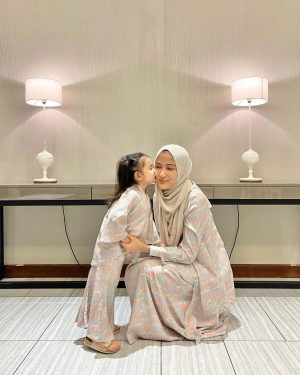 Hanis Zalikha Instagram - Before I had a daughter, I have envisioned all the matching outfits and mini duplicate of my ootds with my princess and wondering why aren’t more moms doing it? Now I have a daughter and I wonder no more — it’s just too much work. So I thank brands that makes a set like this 😂

Outfits by @mimpi_kita .